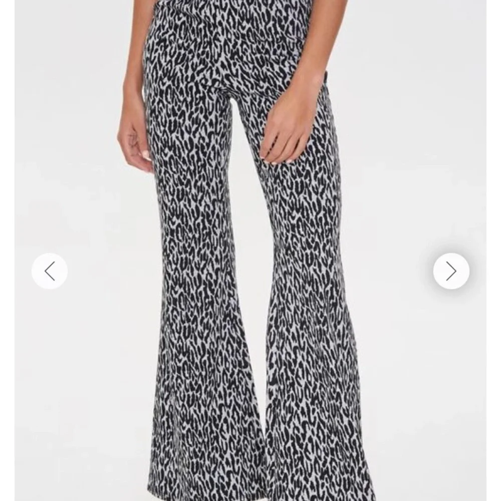 Forever 21 3X Animal Print Elastic Waist Bell Bottom Pants Gray Black - Picture 2 of 8